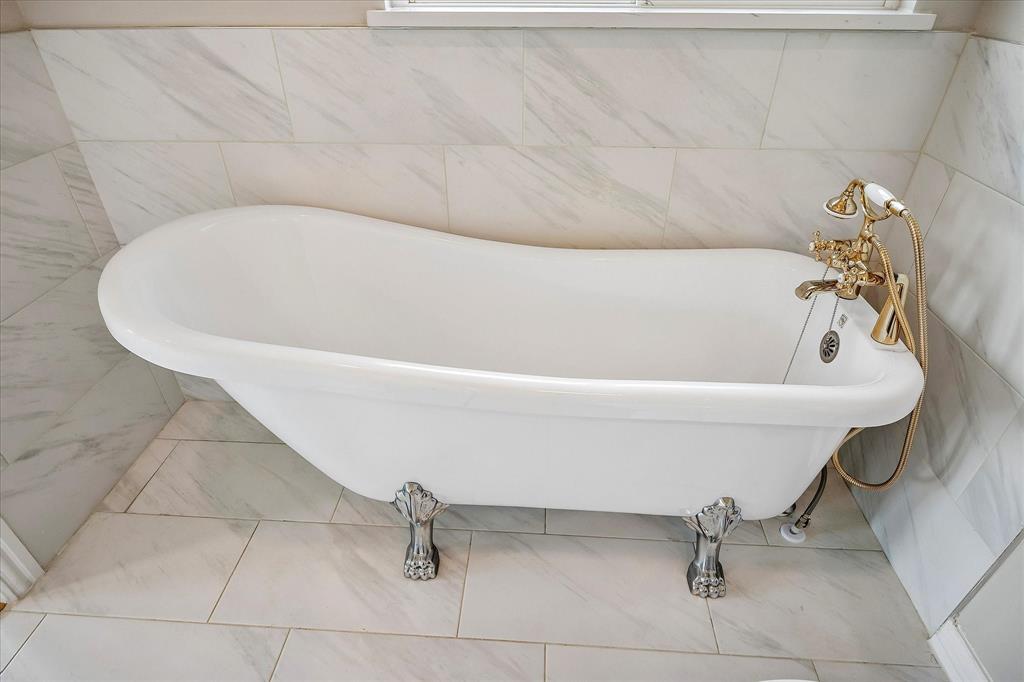 2001 Pebblebrook Trail Irving, TX 75060 - Photo 27 of 40 Imagine relaxing in this wonderful soaking tub located on the 2nd level - second Primary Bathroom.