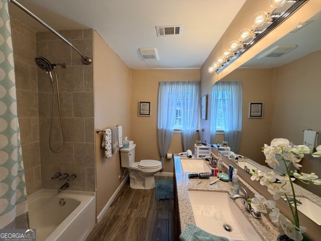 226 Lake Laurel Road Milledgeville, GA 31061 - Photo 19 of 25 a very nice looking room with a couch