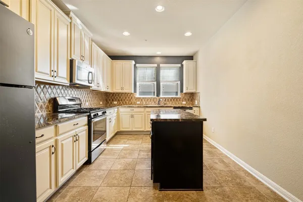 $1,825 | 7220 Wyoming Springs Drive, Unit 1302, Round Rock, TX 78681
