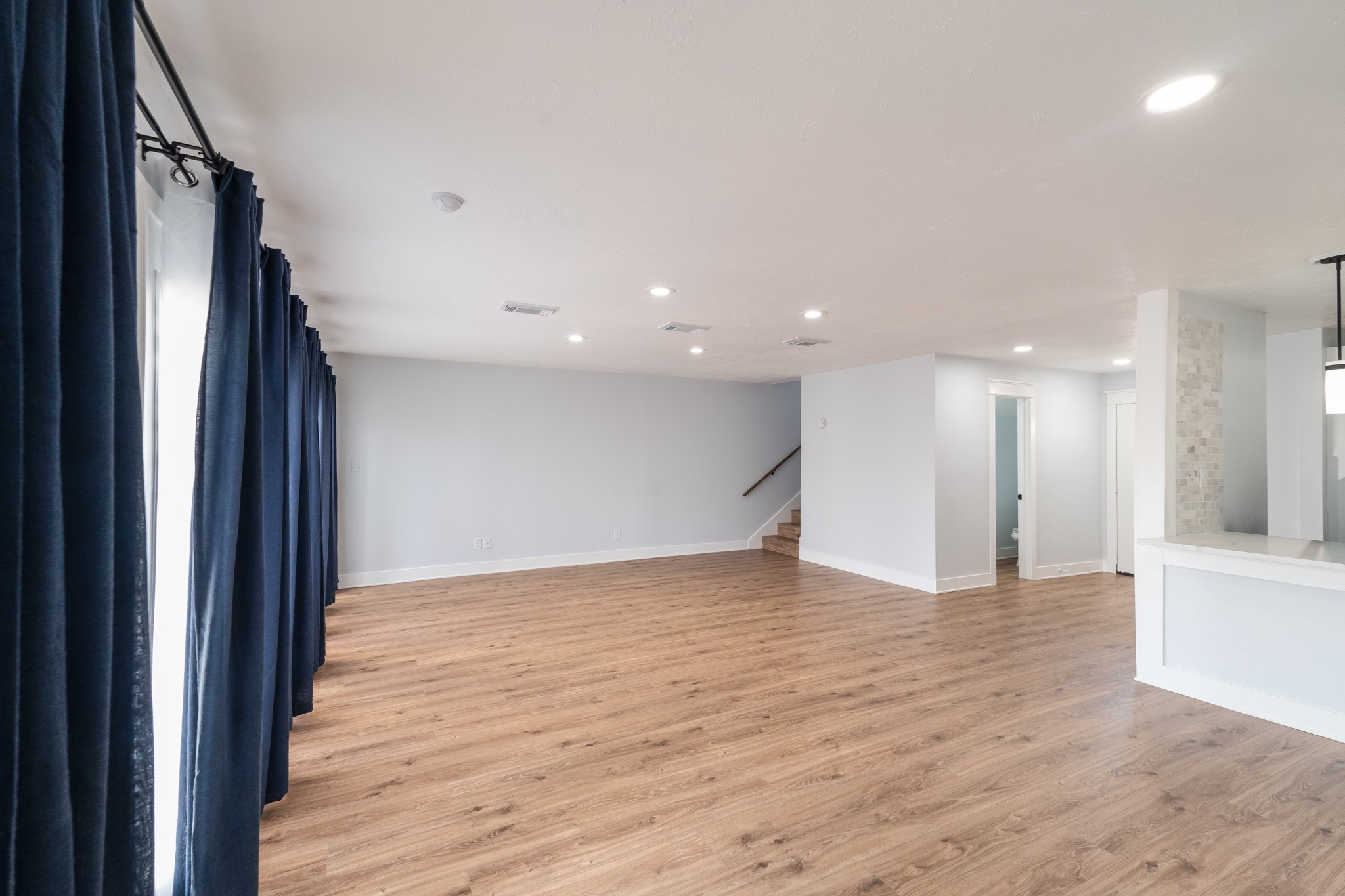 3939 Knollcrest Drive Montgomery, TX 77356 - Photo 2 of 12 Living/Breakfast