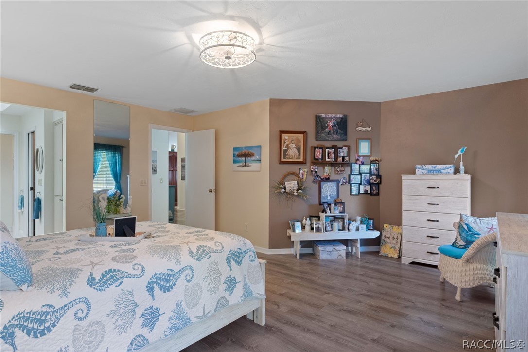 1504 North Foxboro Loop Crystal River, FL 34429 - Photo 20 of 52 Spacious Primary with "Memory Wall"