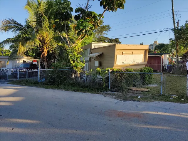 a view of a backyard