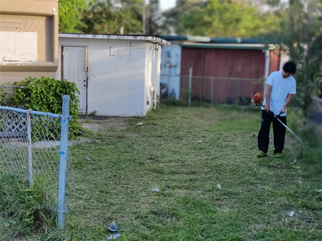 a view of a backyard