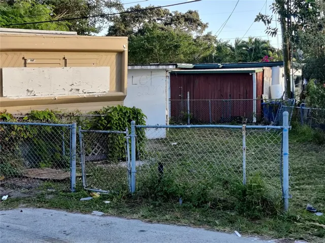 a view of a backyard with pathway