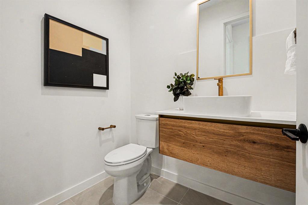 1111 Raiford Road, Unit 121 Carrollton, TX 75007 - Photo 19 of 30 a bathroom with a toilet a sink and mirror