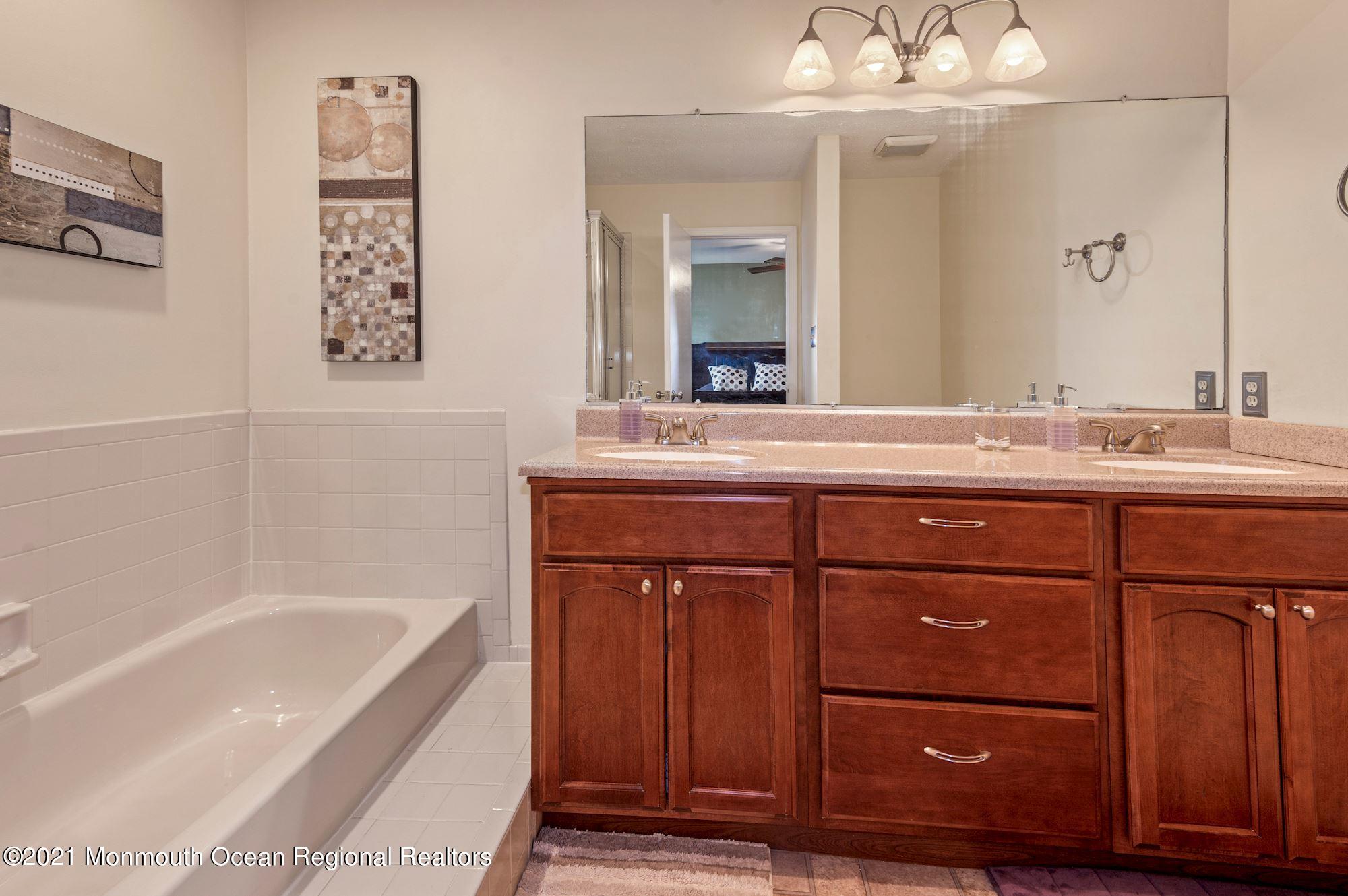 335 Devon Place Morganville, NJ 07751 - Photo 15 of 26 025_335_Devon_Pl_344360_645368