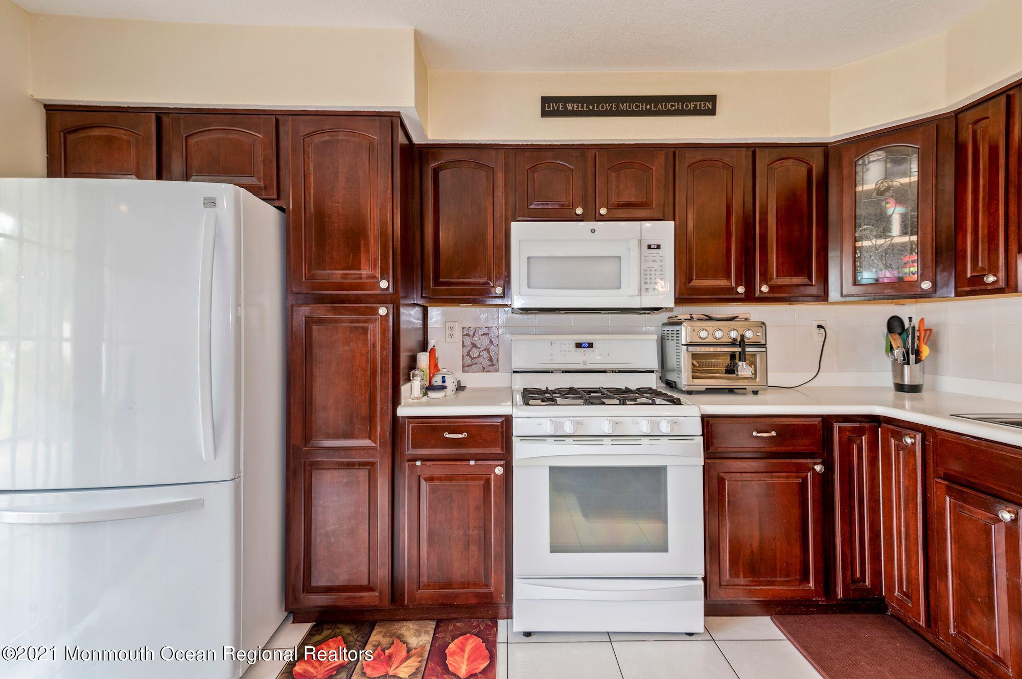 335 Devon Place Morganville, NJ 07751 - Photo 5 of 26 015_335_Devon_Pl_344360_645368