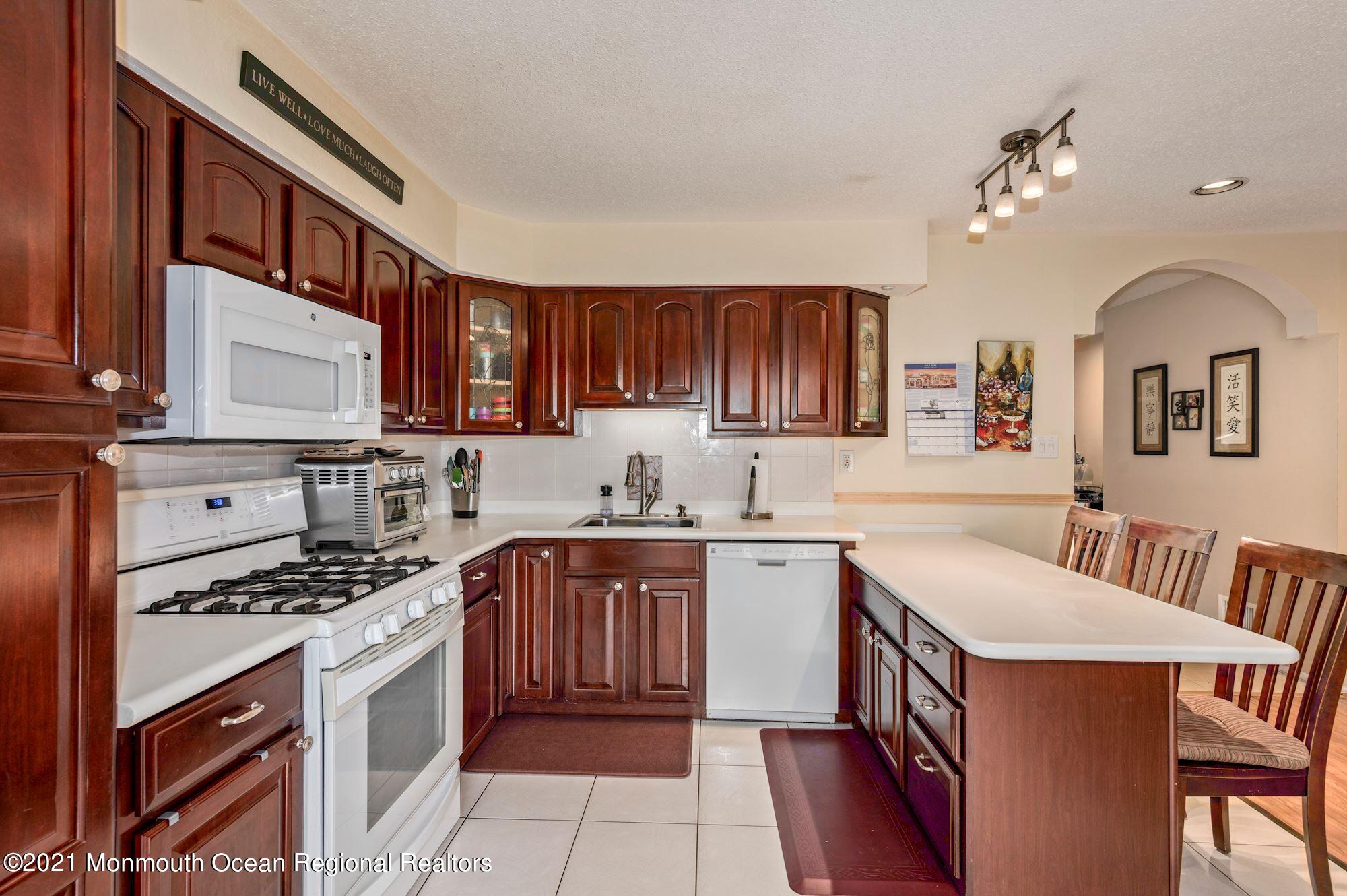 335 Devon Place Morganville, NJ 07751 - Photo 6 of 26 014_335_Devon_Pl_344360_645368