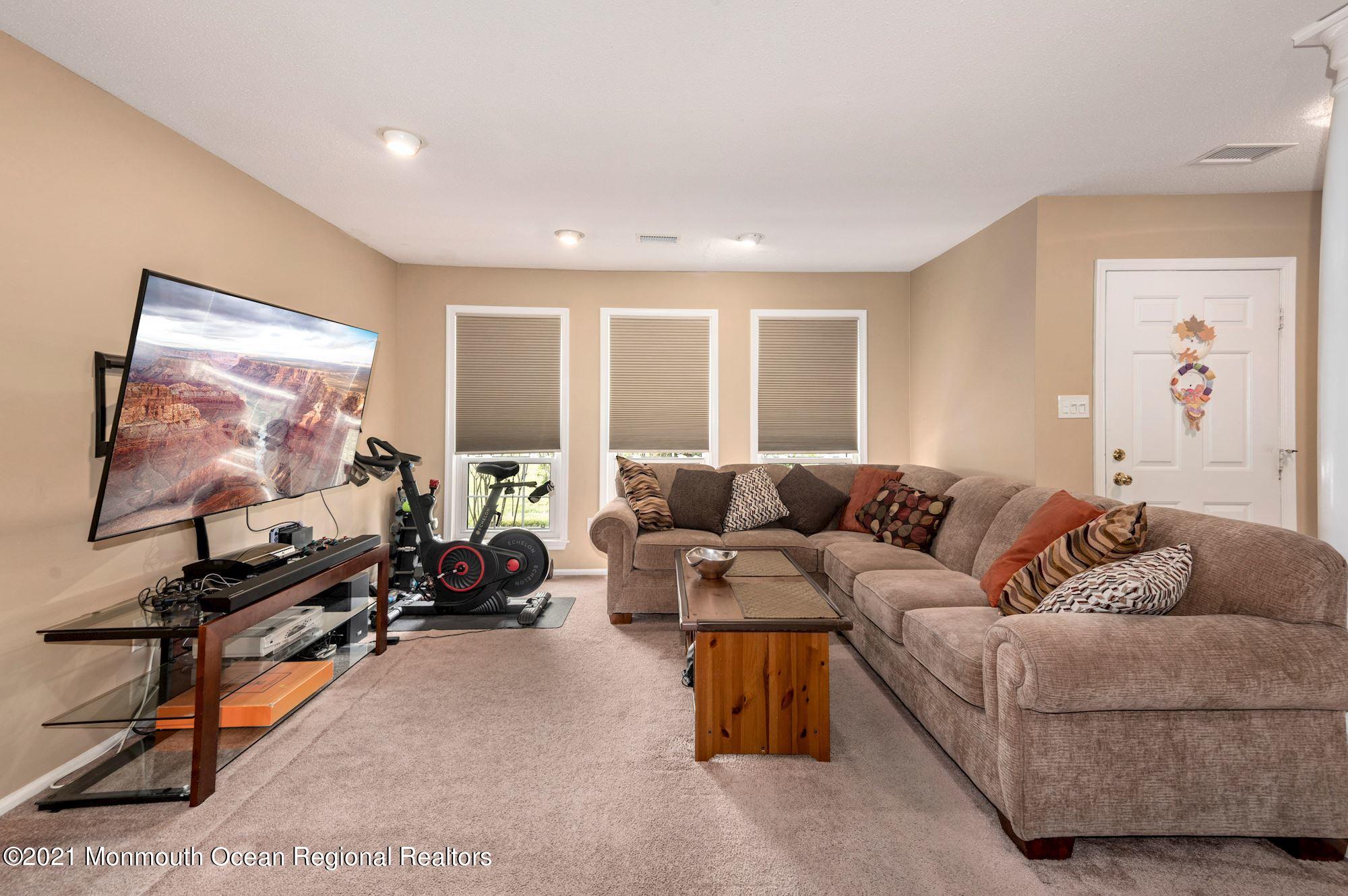 335 Devon Place Morganville, NJ 07751 - Photo 9 of 26 008_335_Devon_Pl_344360_645368