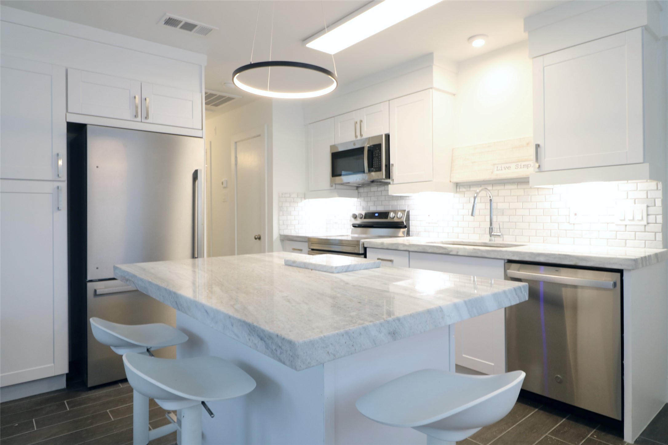412 Pacific Street, Unit 2E Houston, TX 77006 - Photo 3 of 13 a kitchen with kitchen island a sink stove and refrigerator