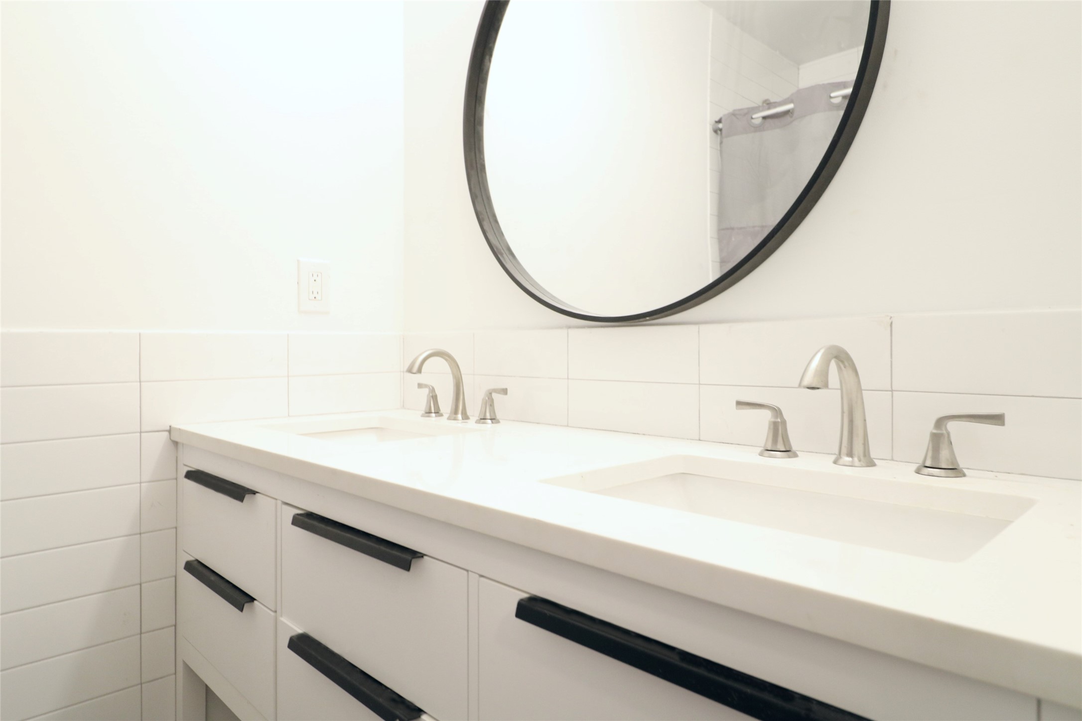 412 Pacific Street, Unit 2E Houston, TX 77006 - Photo 10 of 13 a bathroom with a sink and a mirror