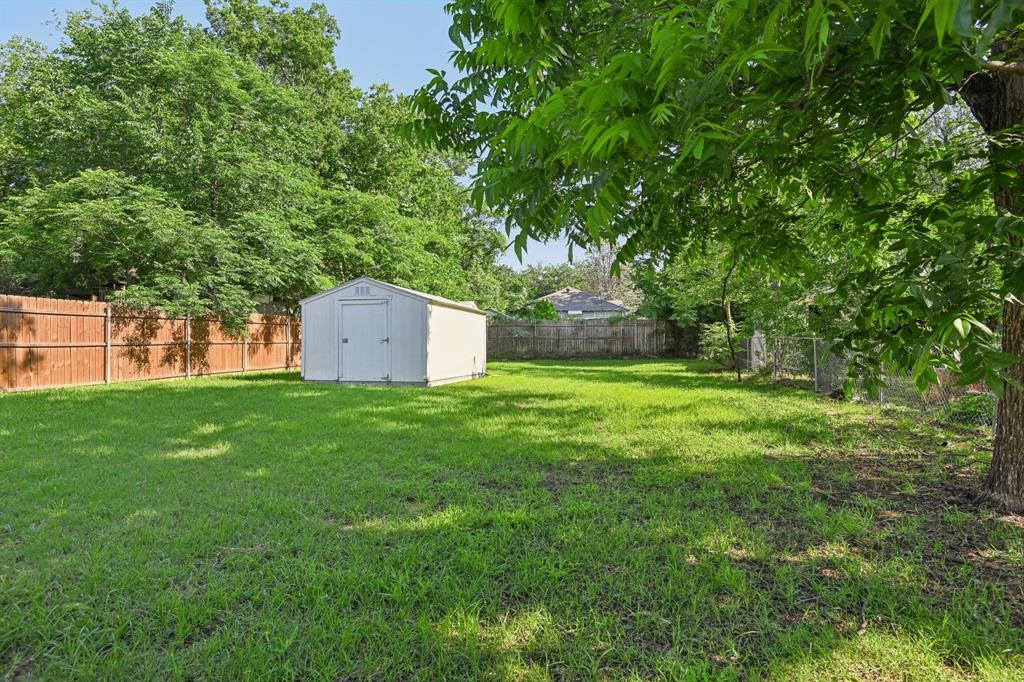2509 Bird Street Fort Worth, TX 76111 - Photo 21 of 30 a backyard of a house with lots of green space