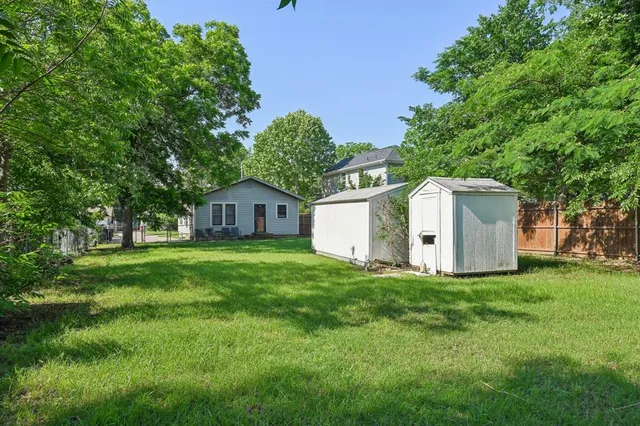 a view of a house with backyard and garden