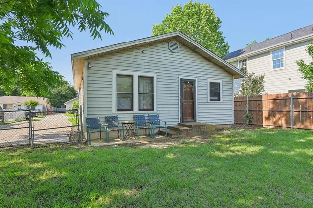 a view of a house with a backyard