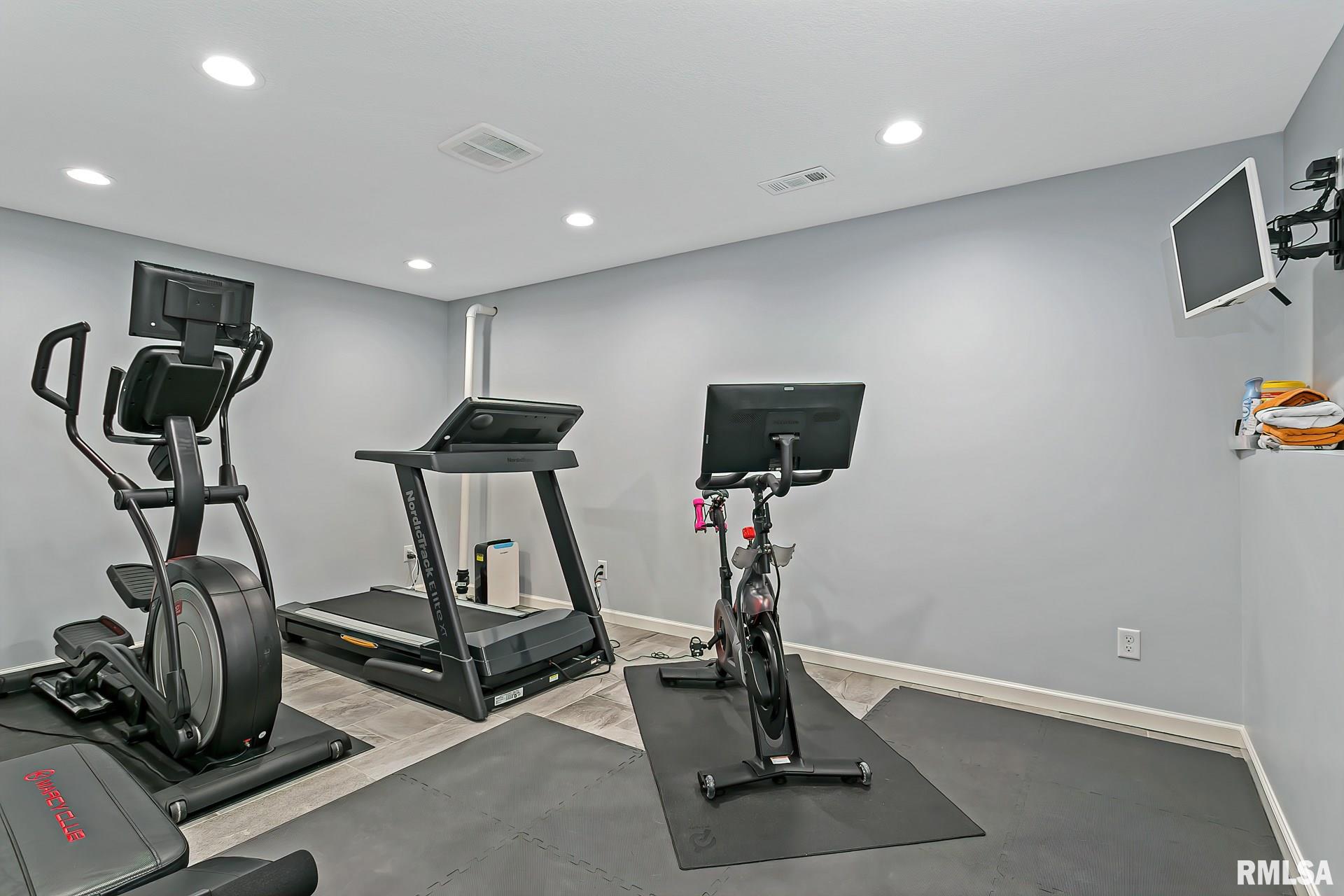 2527 Lincoln Road Bettendorf, IA 52722 - Photo 47 of 49 Gallery Image 47