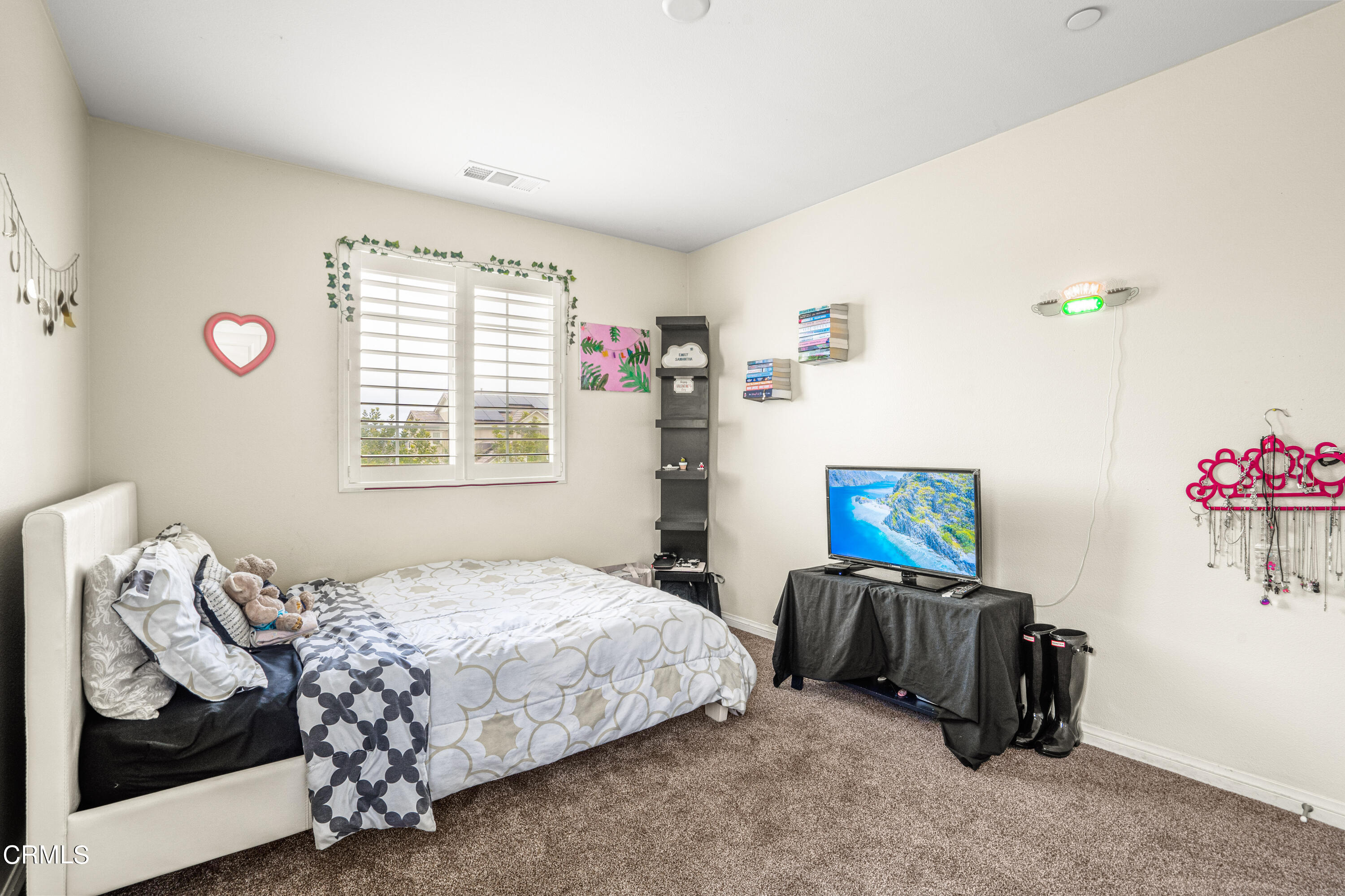 652 Xanadu Way Oxnard, CA 93036 - Photo 46 of 68 a bedroom with a bed and a window