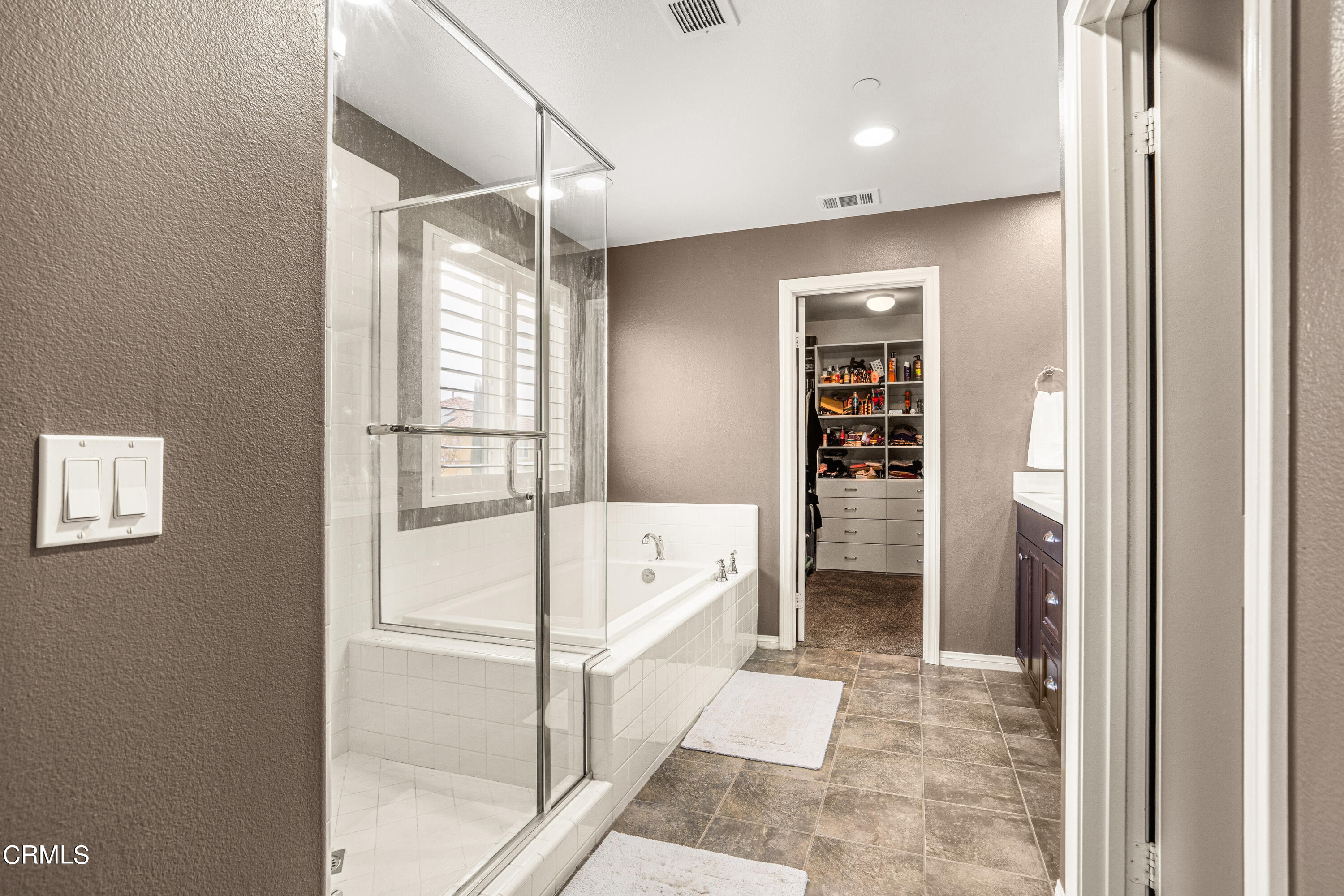 652 Xanadu Way Oxnard, CA 93036 - Photo 63 of 68 a bathroom with a bathtub and a shower