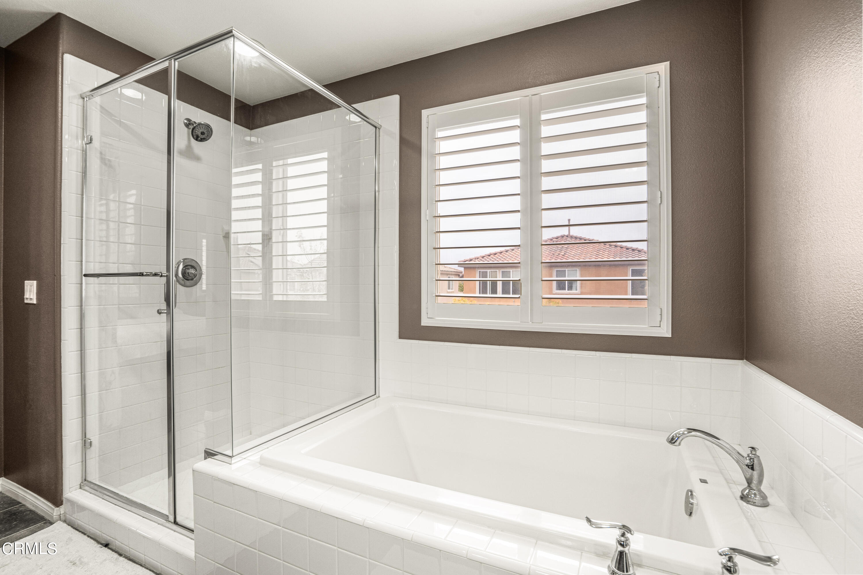 652 Xanadu Way Oxnard, CA 93036 - Photo 64 of 68 a bathroom with a bathtub and a shower