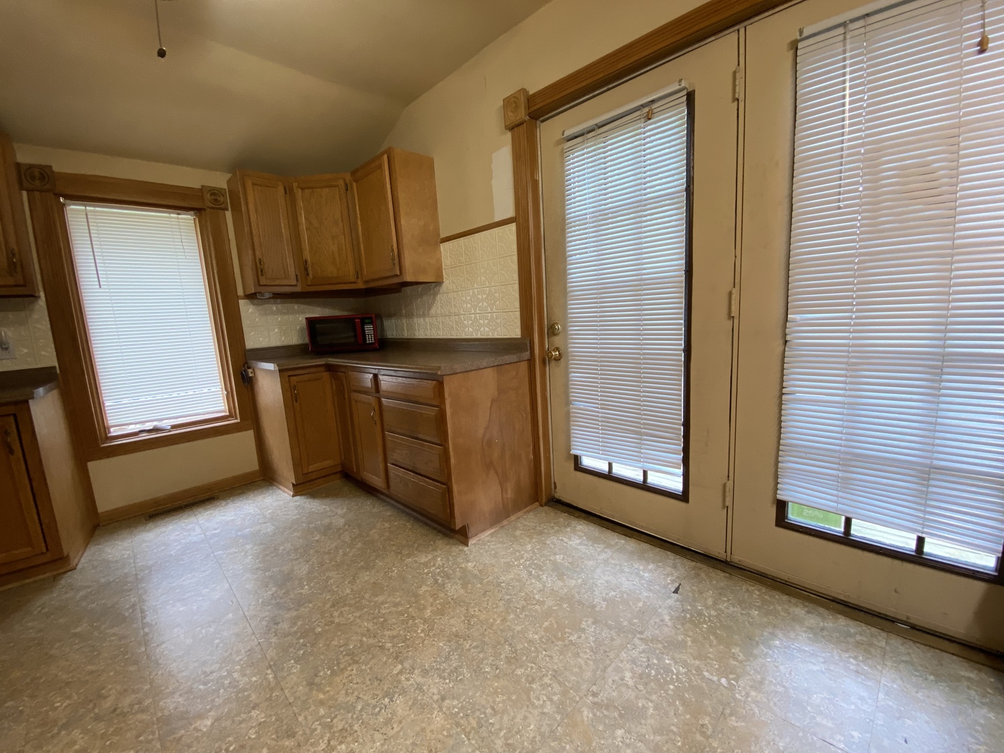 601 East Plumb Street Ransom, IL 60470 - Photo 6 of 21 a view of an empty room with window and closet area