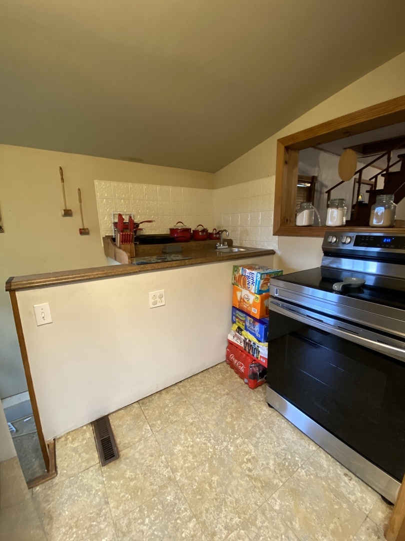 601 East Plumb Street Ransom, IL 60470 - Photo 8 of 21 a room with wooden floor and furniture