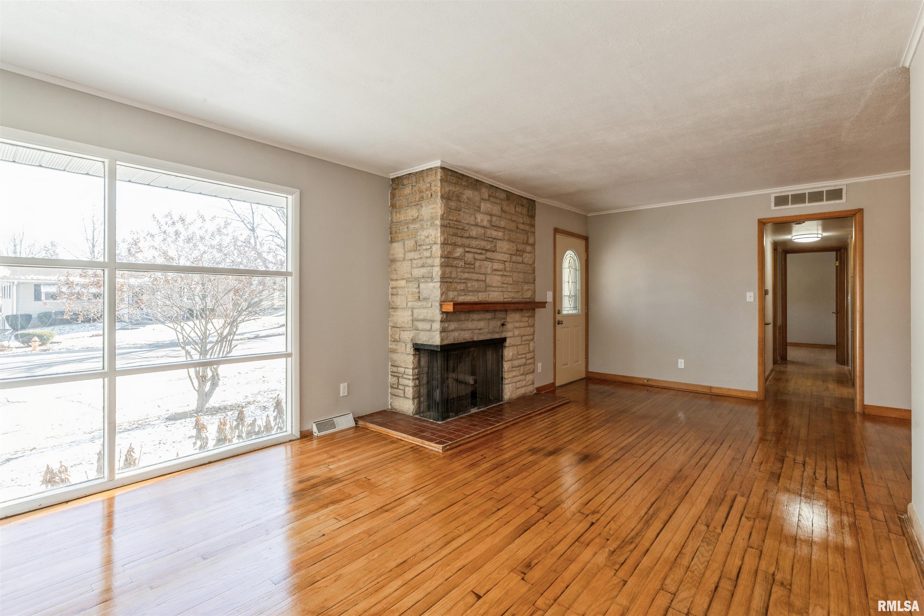 300 Lawrence Street Clinton, IA 52732 - Photo 4 of 15 Gallery Image 4