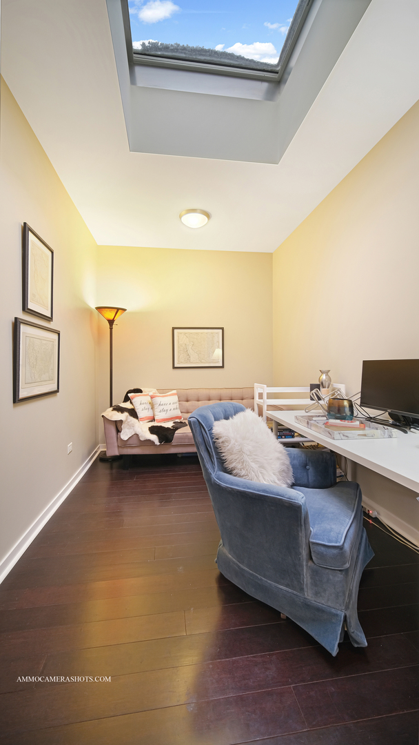 925 South Lytle Street, Unit A Chicago, IL 60607 - Photo 27 of 41 a bed room with a bed and a desk