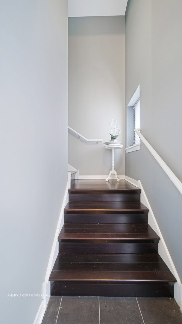 925 South Lytle Street, Unit A Chicago, IL 60607 - Photo 38 of 41 a view of entryway