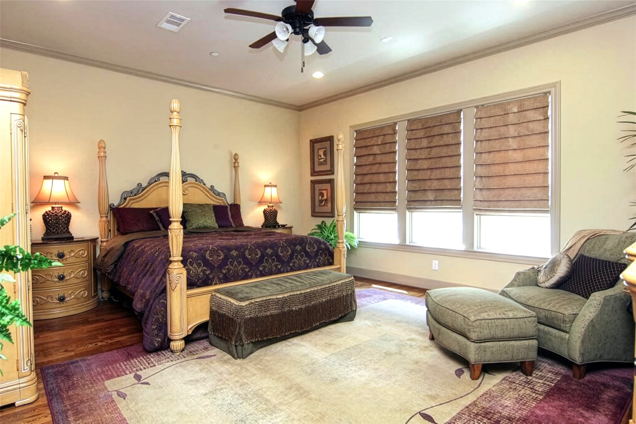 1307 Rosedale Street Houston, TX 77004 - Photo 17 of 32 a bedroom with a large bed and a couch