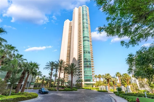 $3,300 | 322 Karen Avenue, Unit 2201, Las Vegas, NV 89109