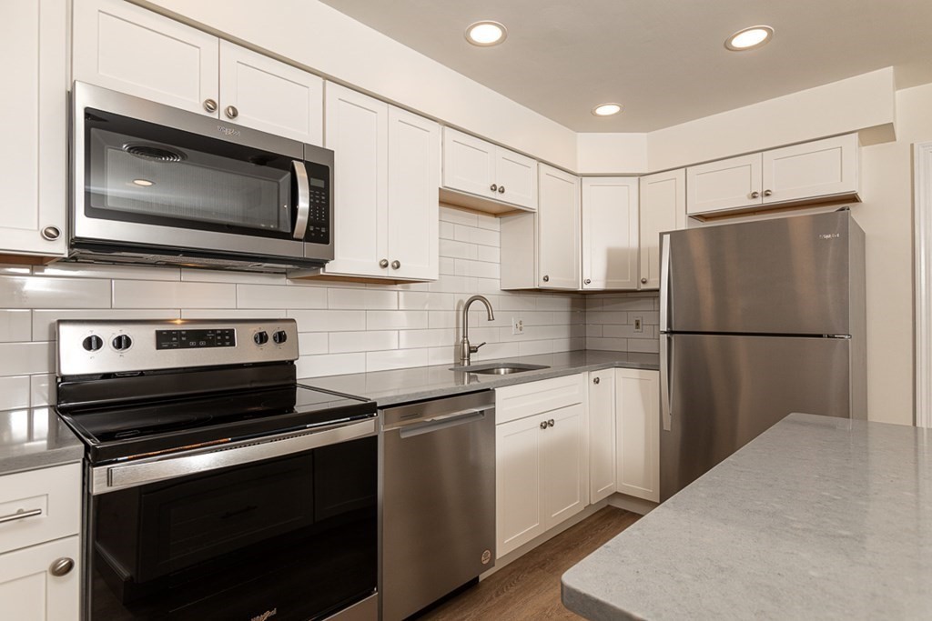 2 Farragut Road, Unit 5 Ipswich, MA 01938 - Photo 3 of 15 a kitchen with a refrigerator stove and microwave
