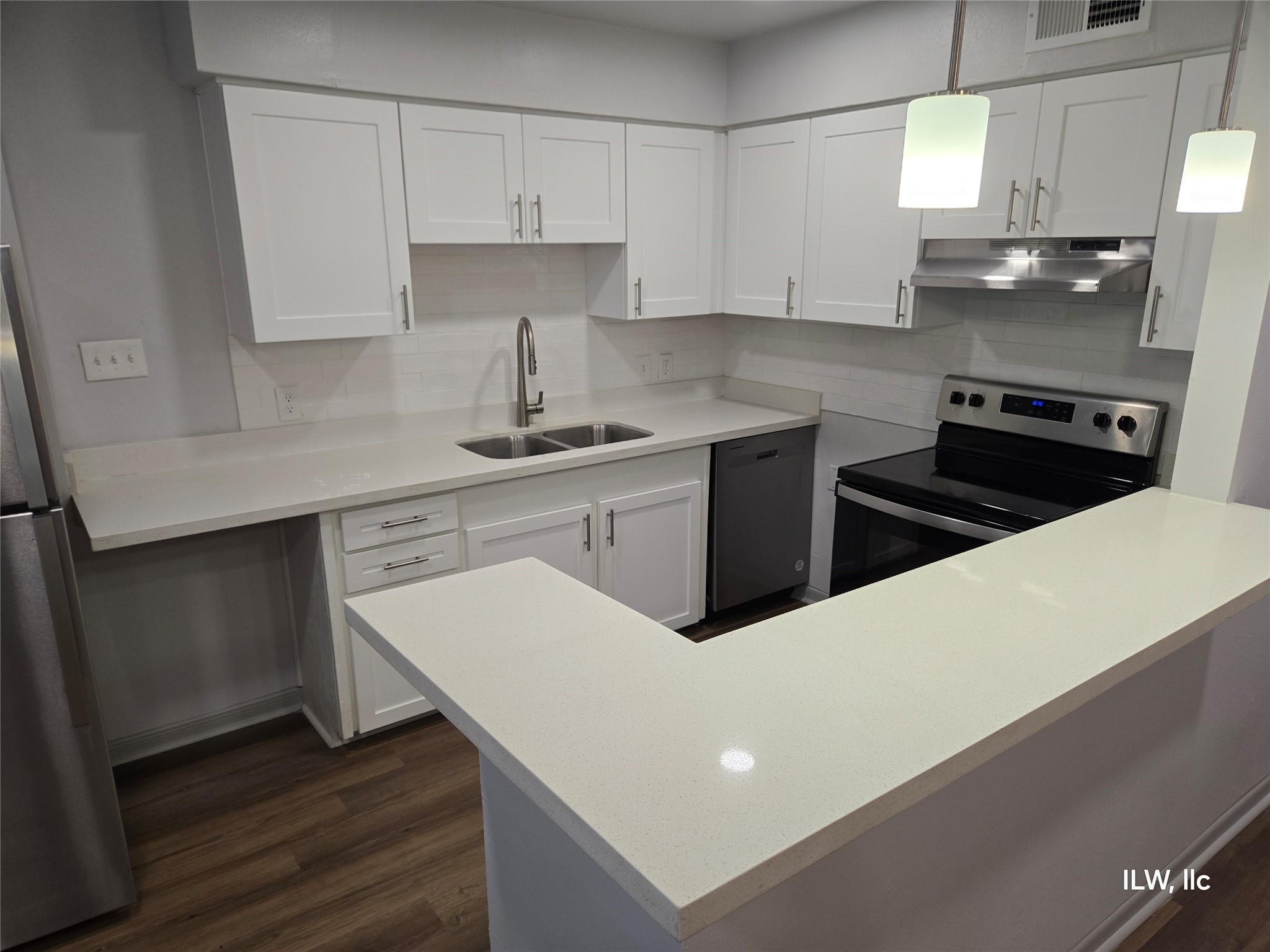 815 Harvard Street, Unit 30 Houston, TX 77007 - Photo 11 of 17 a kitchen with stainless steel appliances a sink stove and cabinets