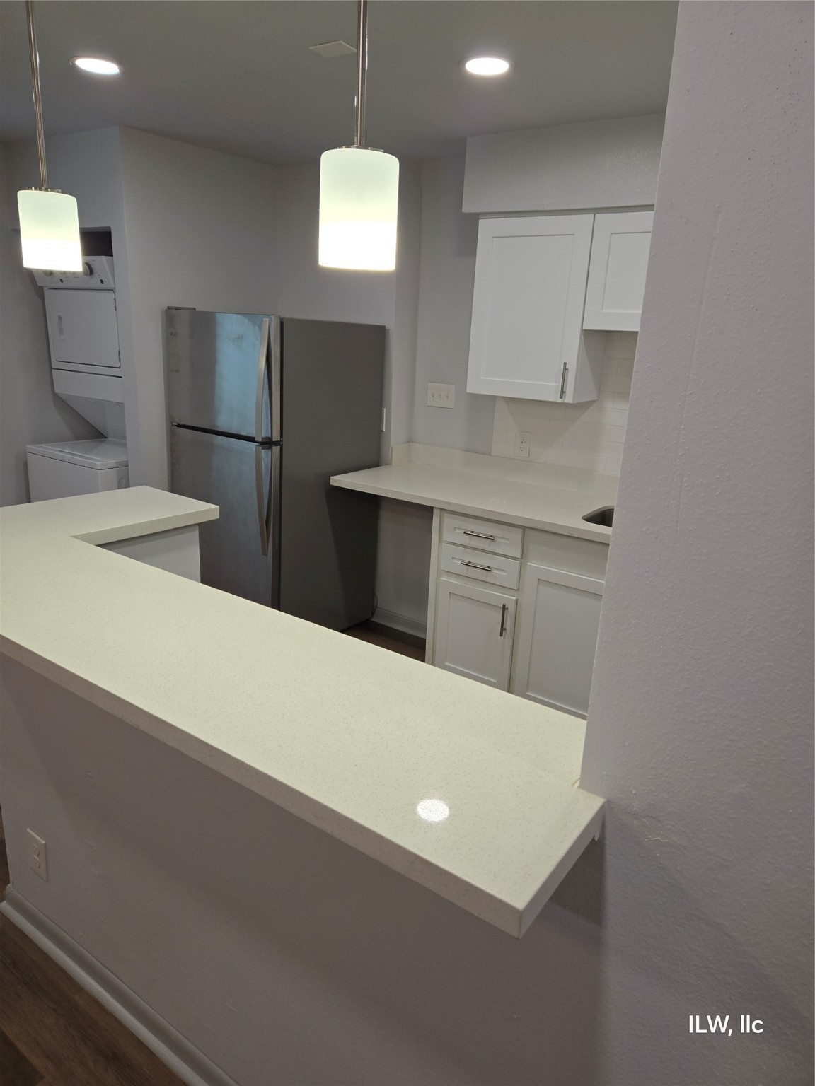 815 Harvard Street, Unit 30 Houston, TX 77007 - Photo 13 of 17 a kitchen with a refrigerator a sink and a stove