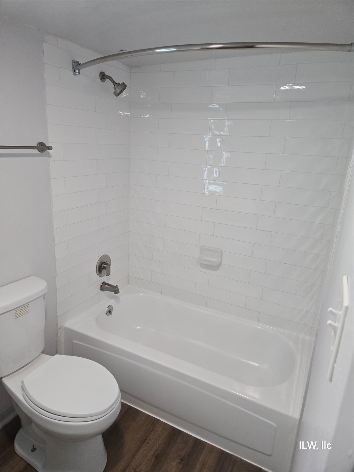 815 Harvard Street, Unit 30 Houston, TX 77007 - Photo 16 of 17 a bathroom with a toilet and a bathtub