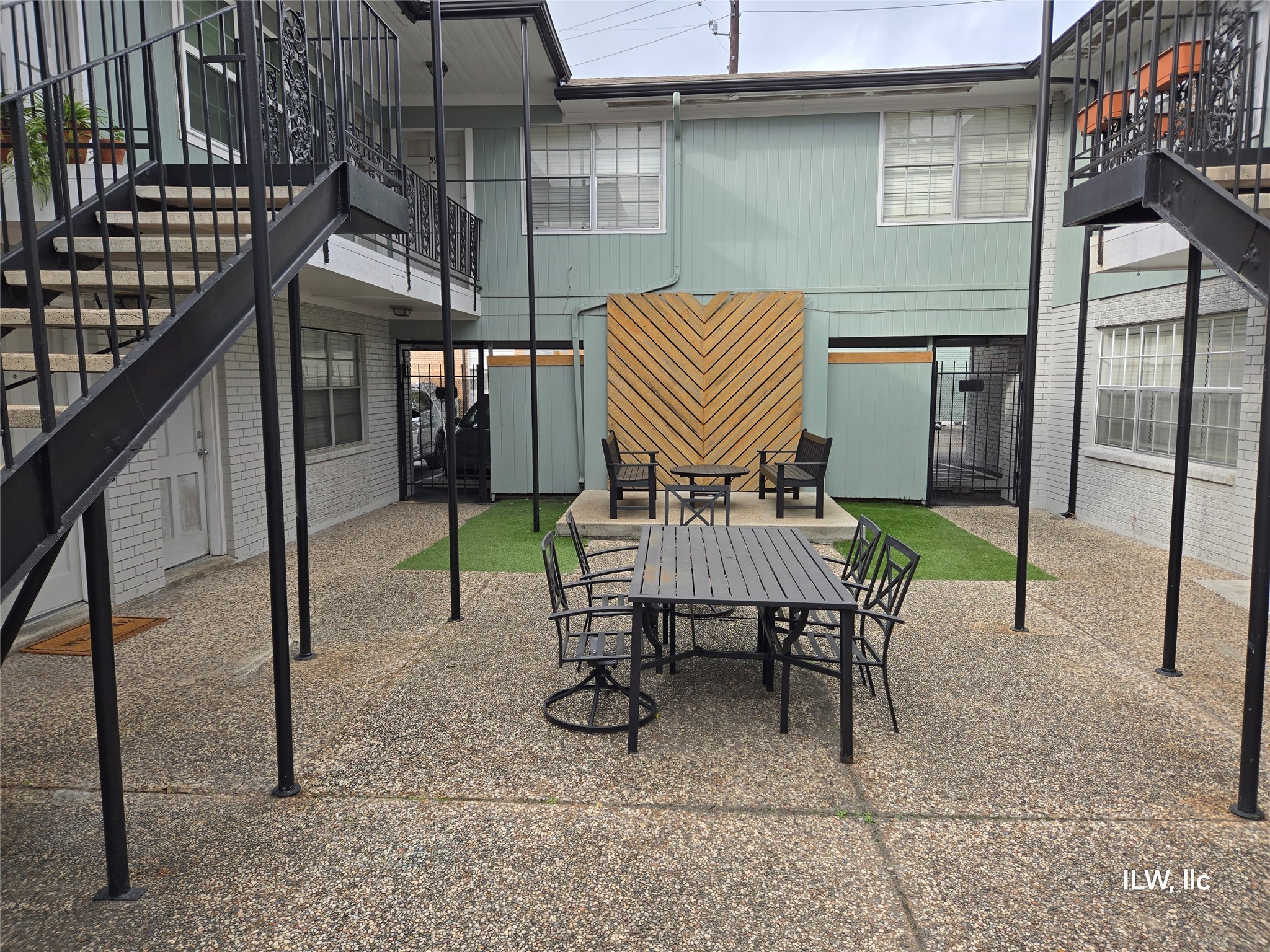 815 Harvard Street, Unit 30 Houston, TX 77007 - Photo 4 of 17 a view of a patio with a table and chairs