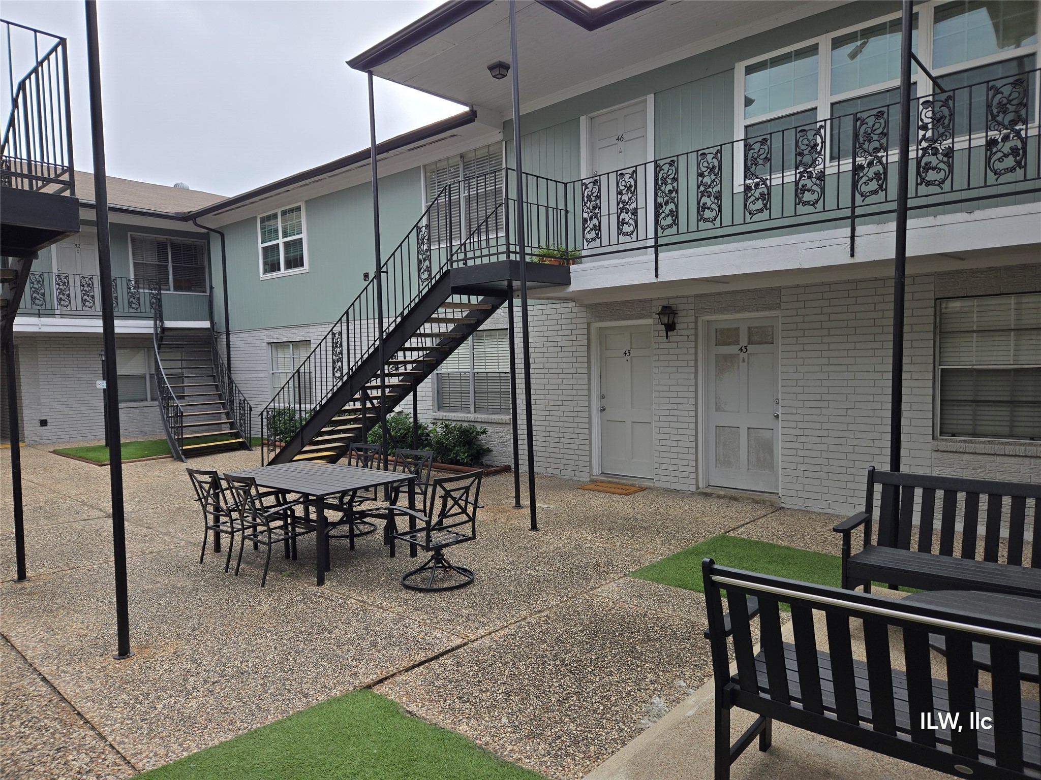 815 Harvard Street, Unit 30 Houston, TX 77007 - Photo 5 of 17 a view of a house with backyard and deck
