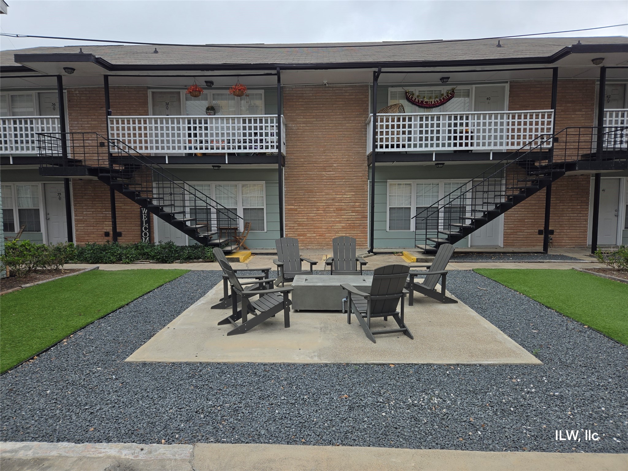 815 Harvard Street, Unit 30 Houston, TX 77007 - Photo 7 of 17 a patio with a table and chairs