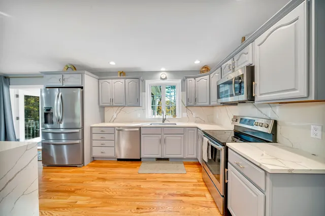 $929,900 | 8 Stonewall Way, Newmarket, NH 03857