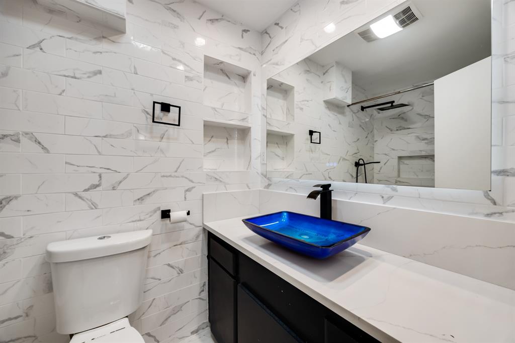 3500 Routh Street, Unit 6 Dallas, TX 75219 - Photo 9 of 17 Stylish updated full bath with light up mirror.