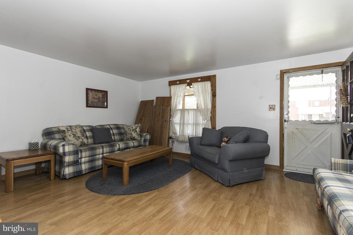 1035 Foxridge Lane Baltimore, MD 21221 - Photo 5 of 15 Living Room