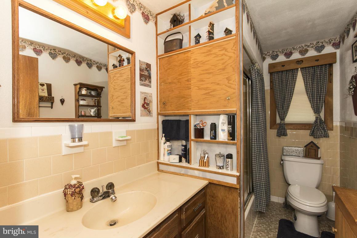 1035 Foxridge Lane Baltimore, MD 21221 - Photo 7 of 15 Bath