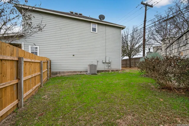 a view of a backyard