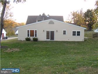 15 Halfturn Road Levittown, PA 19056 - Photo 3 of 10 Exterior Back
