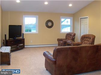 15 Halfturn Road Levittown, PA 19056 - Photo 5 of 10 Family Room