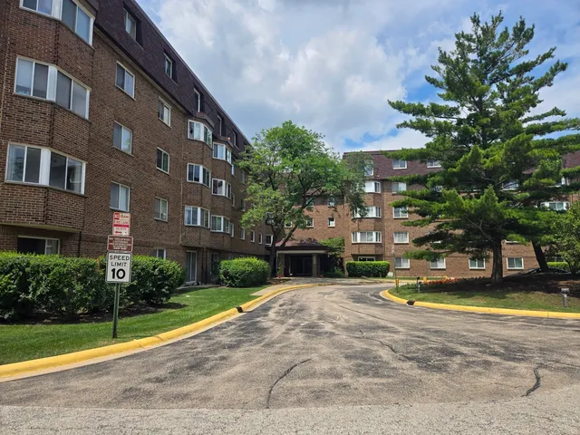 $2,000 | 220 South Roselle Road, Unit 224, Schaumburg, IL 60193