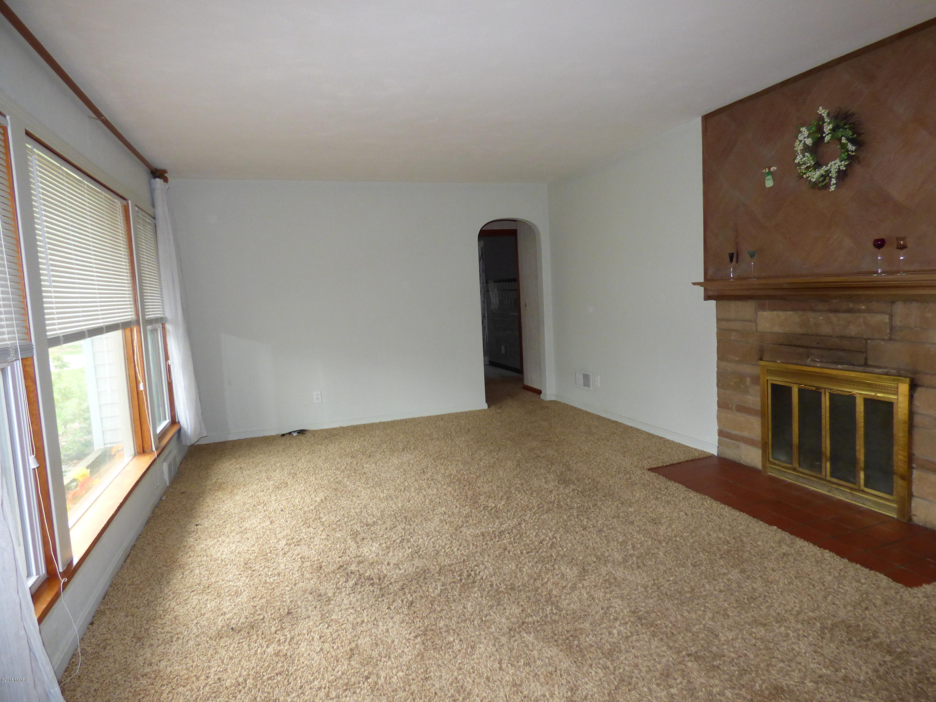 422 Gary Avenue Benton Harbor, MI 49022 - Photo 5 of 35 P1020452