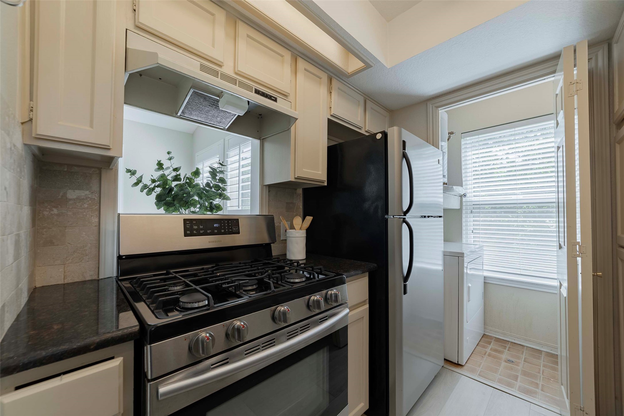 2500 Quarry Road, Unit 5 Austin, TX 78703 - Photo 9 of 23 Gas Stove and Oven