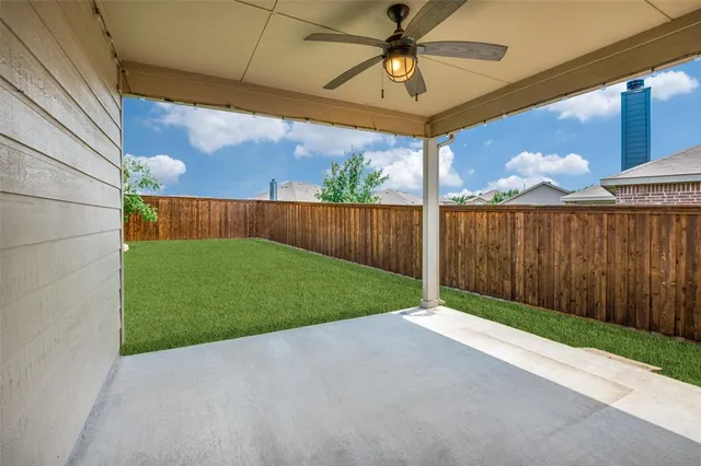 a view of a back yard