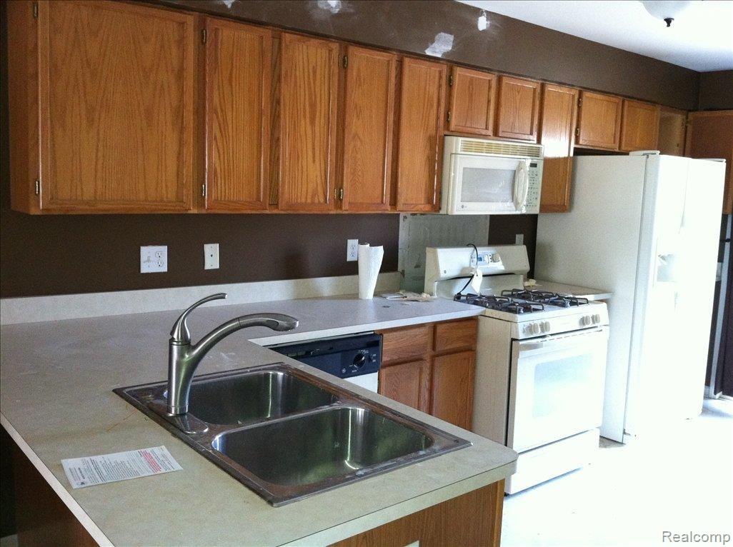 4311 Schaefer Road, Unit 70 Dearborn, MI 48126 - Photo 3 of 6 kitchen