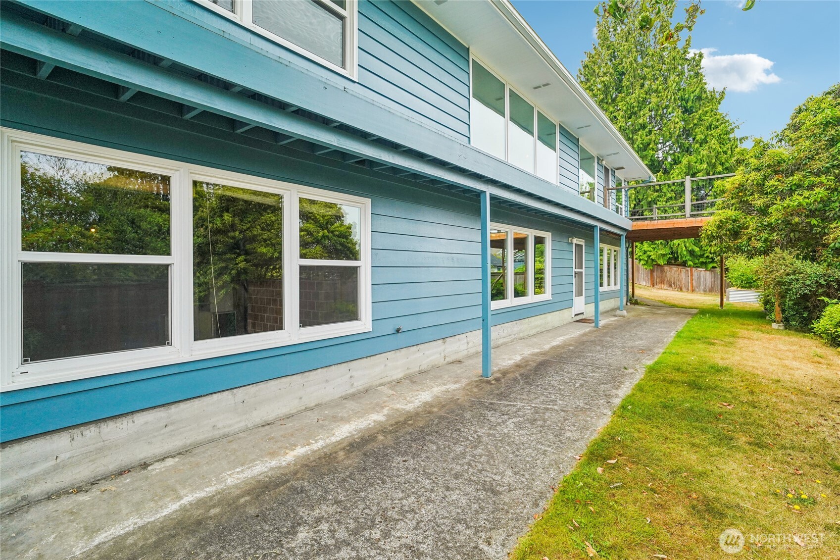 715 35th Street Everett, WA 98201 - Photo 32 of 36 a front view of a house with a yard