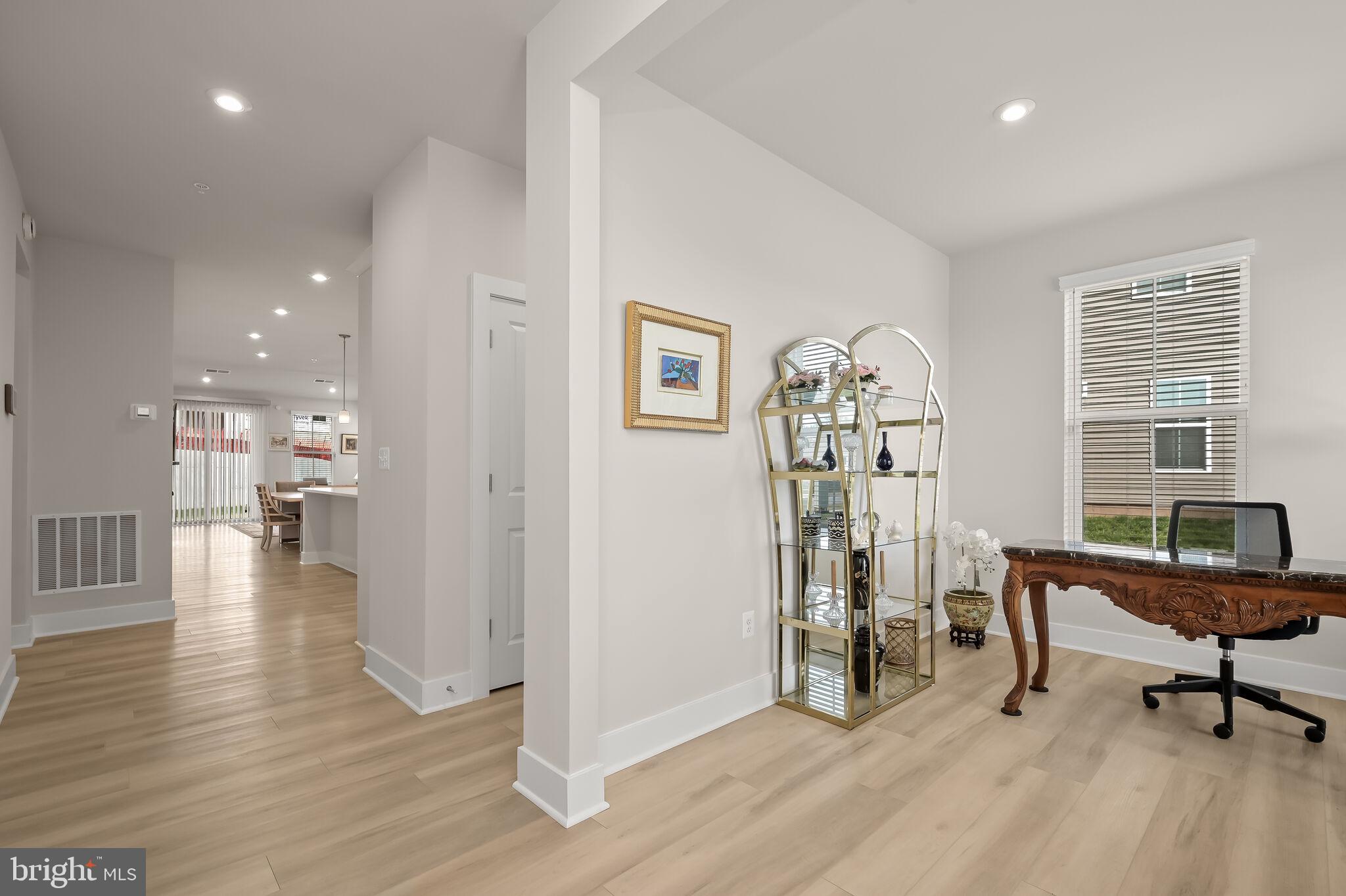 22112 Plover Street Clarksburg, MD 20871 - Photo 7 of 46 Foyer & home office